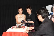 畑泰介（右）に台を支えられながら、ケーキ入刀を行う板野友美（左）と久本雅美（中央）。