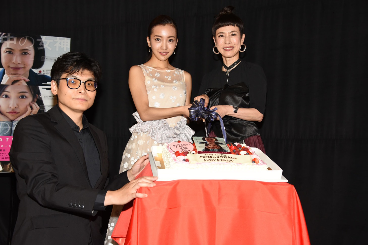 左から畑泰介、板野友美、久本雅美。