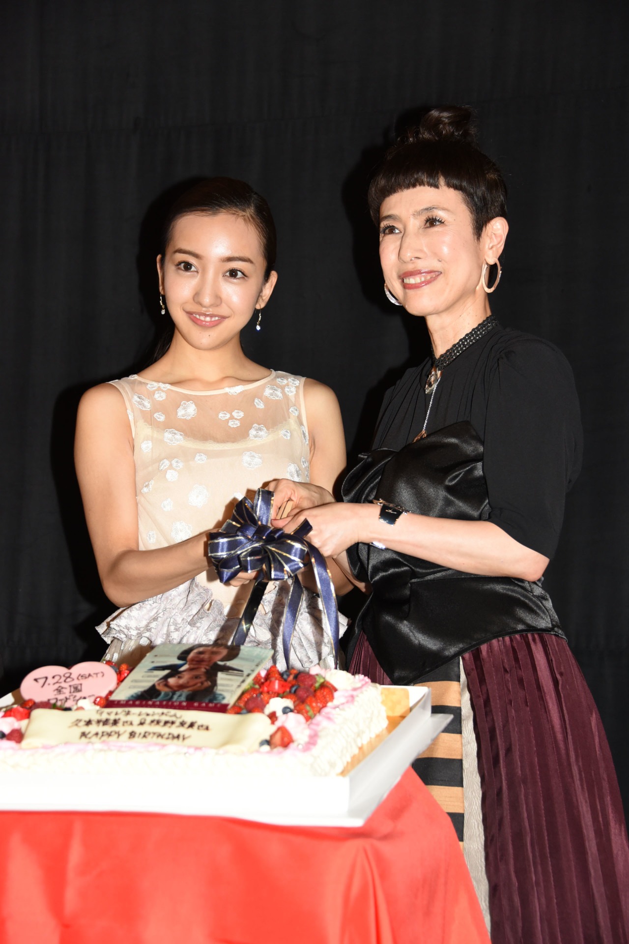 左から板野友美、久本雅美。