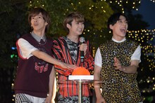 イルミネーションが点灯し、歓声を上げるリョウガ（左）、ユーキ（中央）、ユースケ（右）。