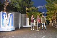 「未来のミライ」展イルミネーション点灯式の様子。