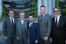 「ジュラシック・ワールド／炎の王国」LAプレミアの様子。左からコリン・トレボロウ、スティーヴン・スピルバーグ、J・A・バヨナ、クリス・プラット、プロデューサーのパトリック・クローリー。(c)Universal Pictures