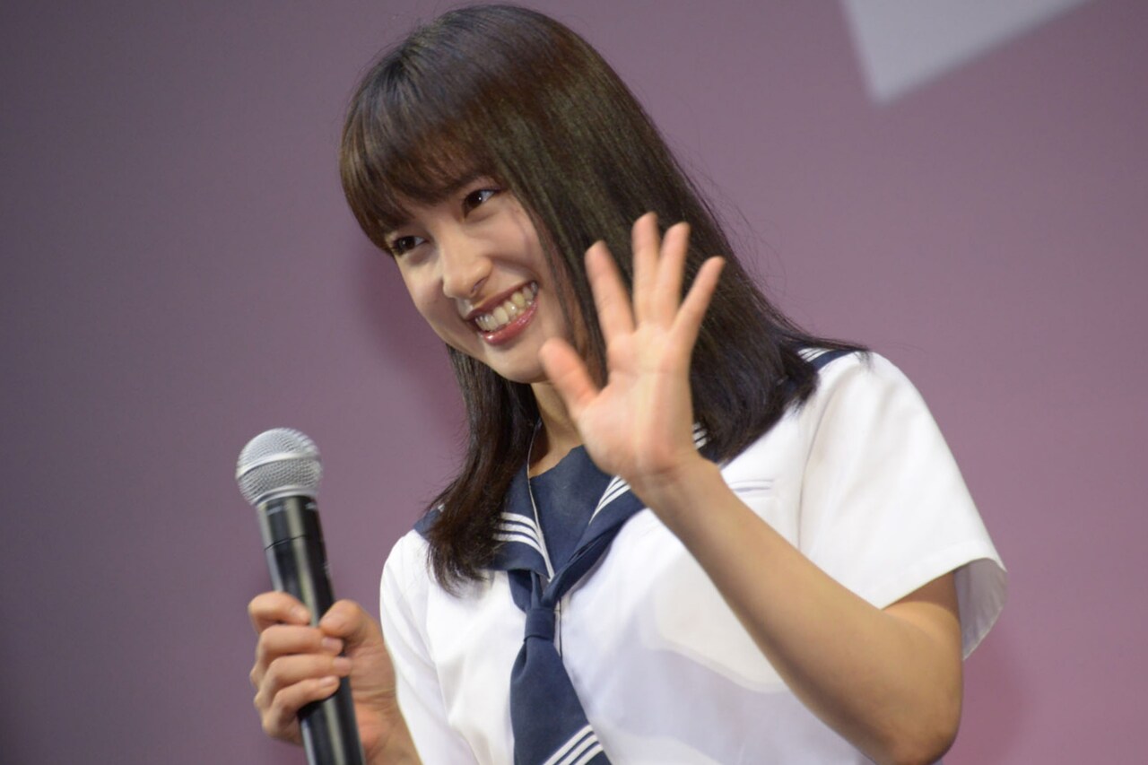 観客に手を振る土屋太鳳。