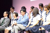 自分もROCKETSの一員であるかのように振る舞う清水尋也（後列左奥）。