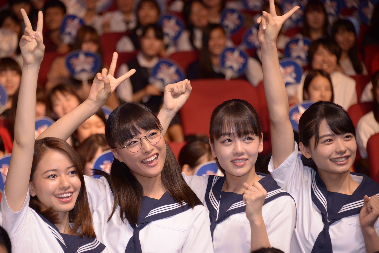 左から山本舞香、大友花恋、伊原六花、足立佳奈。
