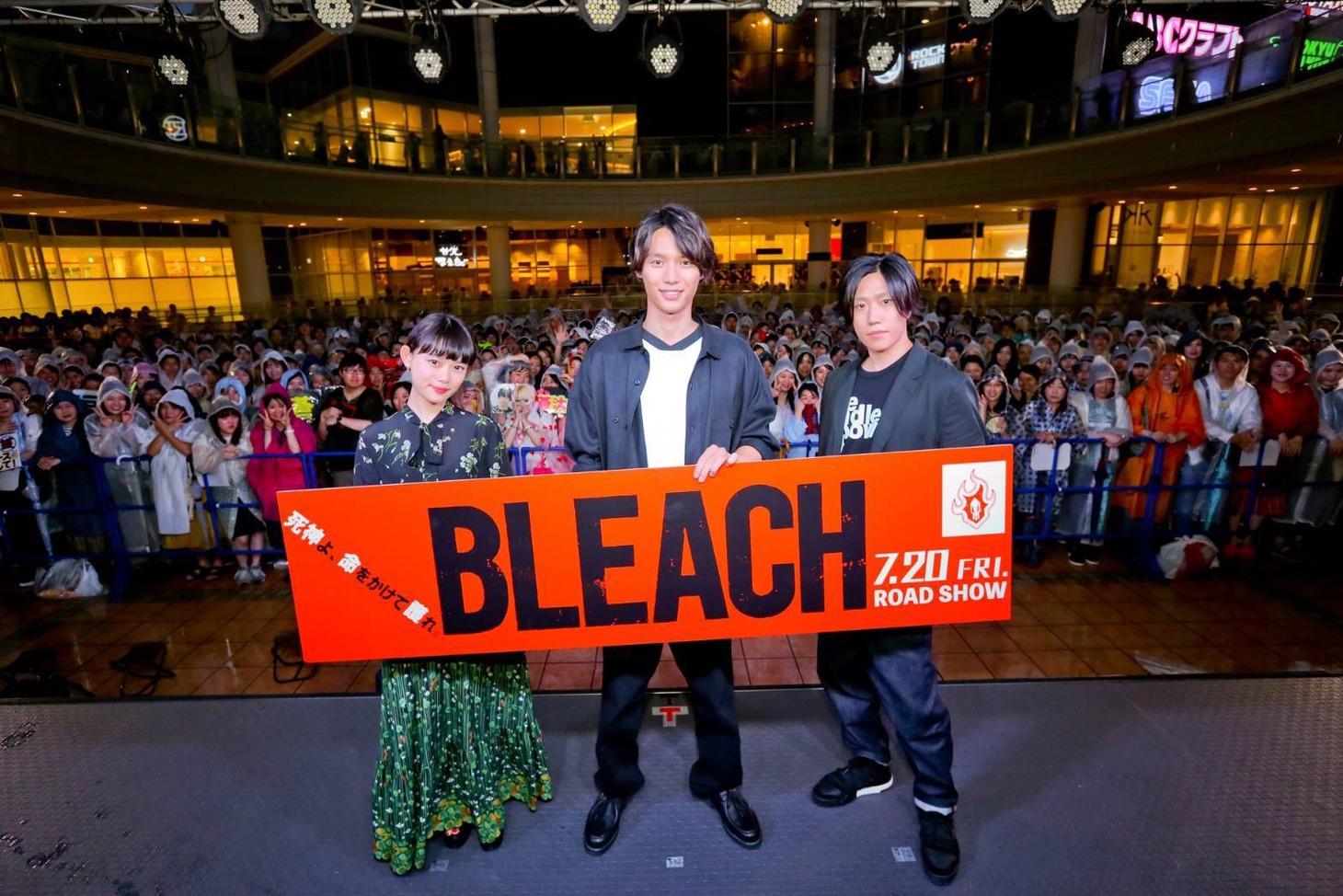 大阪舞台挨拶に登壇した杉咲花（左）、福士蒼汰（中央）、早乙女太一（右）。