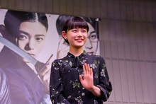 大阪舞台挨拶に登壇した杉咲花。