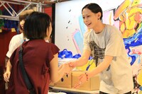 ファンと握手をする玉城裕規（右）。