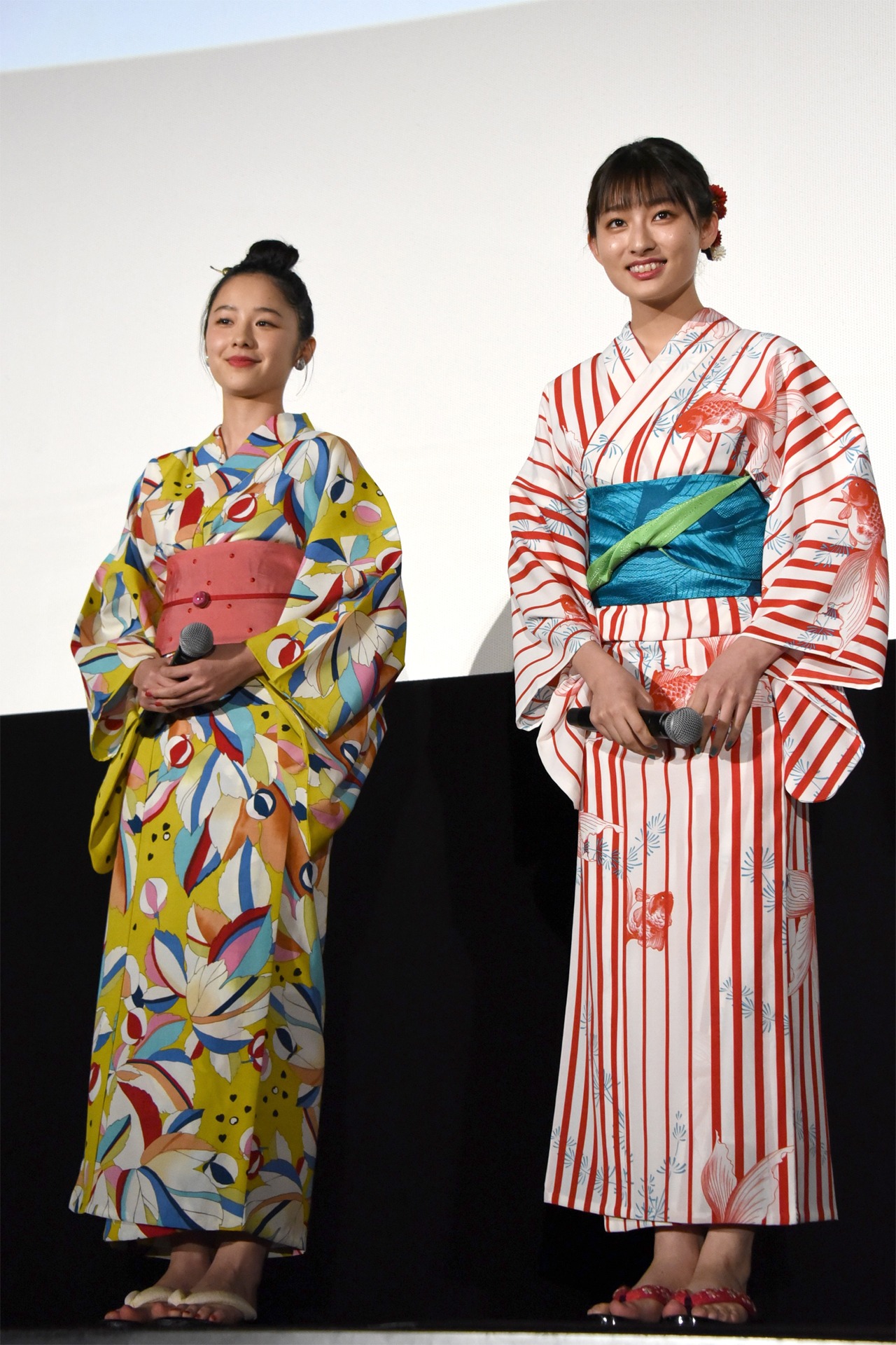 左から堀田真由、吉川愛。