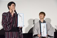 高杉真宙（左）を見つめる佐野玲於（右）。