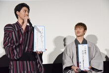 高杉真宙（左）を見つめる佐野玲於（右）。