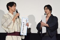 左から中川大志、横浜流星。