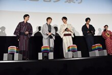 保護用のグローブをおもむろに外す横浜流星（右端）。