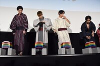 グローブの中に違和感を感じ、のぞき込む佐野玲於（左から2人目）。