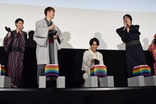 グローブの中に紙が入っていたことを報告する佐野玲於（左から2人目）。