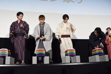 ほかのキャストたちに瓦割りのコツを伝授する横浜流星（右端）。