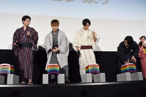 ほかのキャストたちに瓦割りのコツを伝授する横浜流星（右端）。