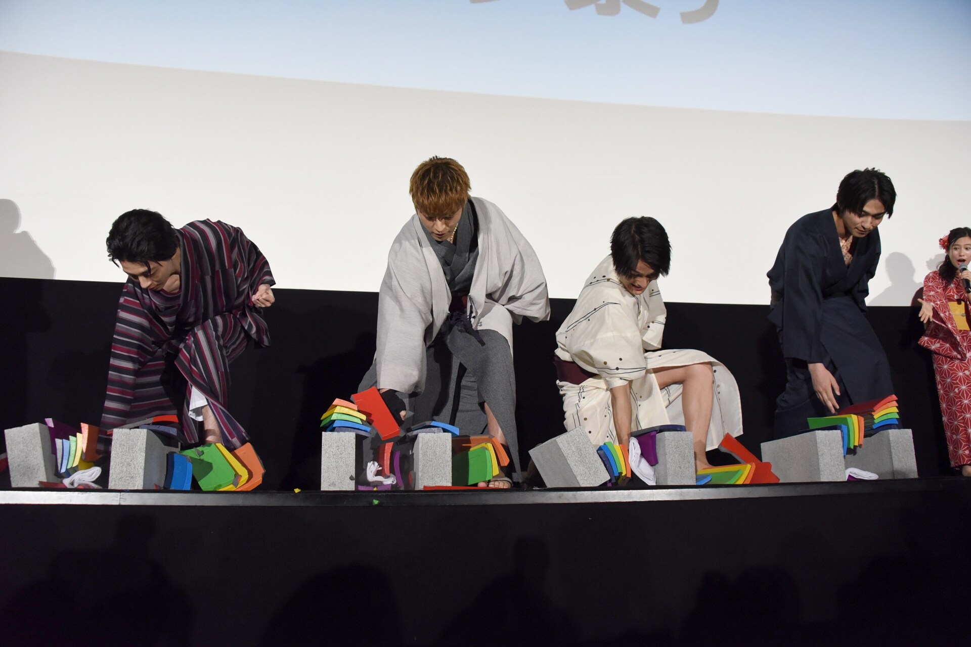 映画「虹色デイズ」舞台挨拶に佐野玲於ら、4人の次回作は“モノクロ
