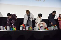 瓦割りに成功した男性キャストたち。