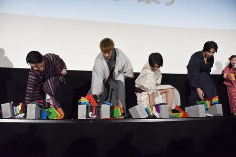 瓦割りに成功したキャストたち。