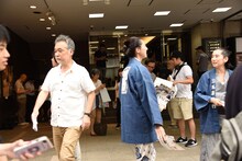 劇場前でビラ配りをする瀬々敬久（左）とキャストたち。