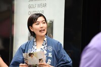 劇場前でビラ配りをする木竜麻生。