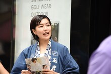 劇場前でビラ配りをする木竜麻生。