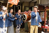 劇場前でビラ配りをするキャストたち。