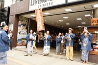 劇場前でビラ配りをするキャストたち。