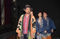 客席を練り歩くキャストたち。