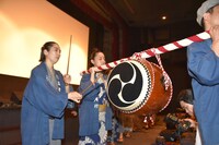 客席を練り歩くキャストたち。