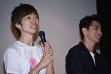 左から池田良、東出昌大。