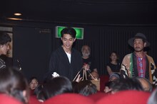 客席にグッズを配る東出昌大（中央）。