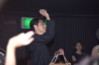 客席にグッズを配る東出昌大。