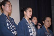 前列左から韓英恵、嘉門洋子、山田真歩。