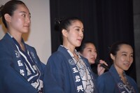 前列左から韓英恵、嘉門洋子、山田真歩。