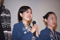 涙ぐむ木竜麻生（左）。