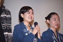 涙ぐむ木竜麻生（左）。