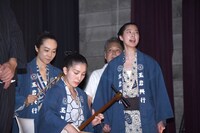 「イッチャナ節」を歌うキャストたち。