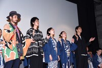 「イッチャナ節」を歌うキャストたち。