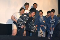 四股を踏む寛一郎（手前）。