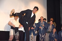 四股を踏む東出昌大（手前）。