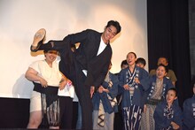 四股を踏む東出昌大（手前）。