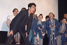 四股を踏む東出昌大（手前）。