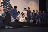 わざと転んだ瀬々敬久（中央）。