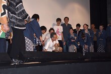 わざと転んだ瀬々敬久（中央）。