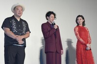 左から木下隆行、オダギリジョー、池田エライザ。