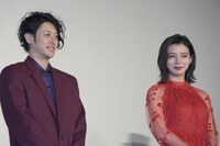 左からオダギリジョー、池田エライザ。