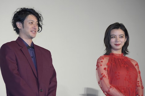 左からオダギリジョー、池田エライザ。