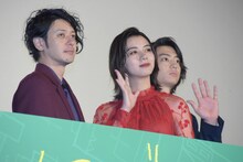 左からオダギリジョー、池田エライザ、伊藤健太郎。